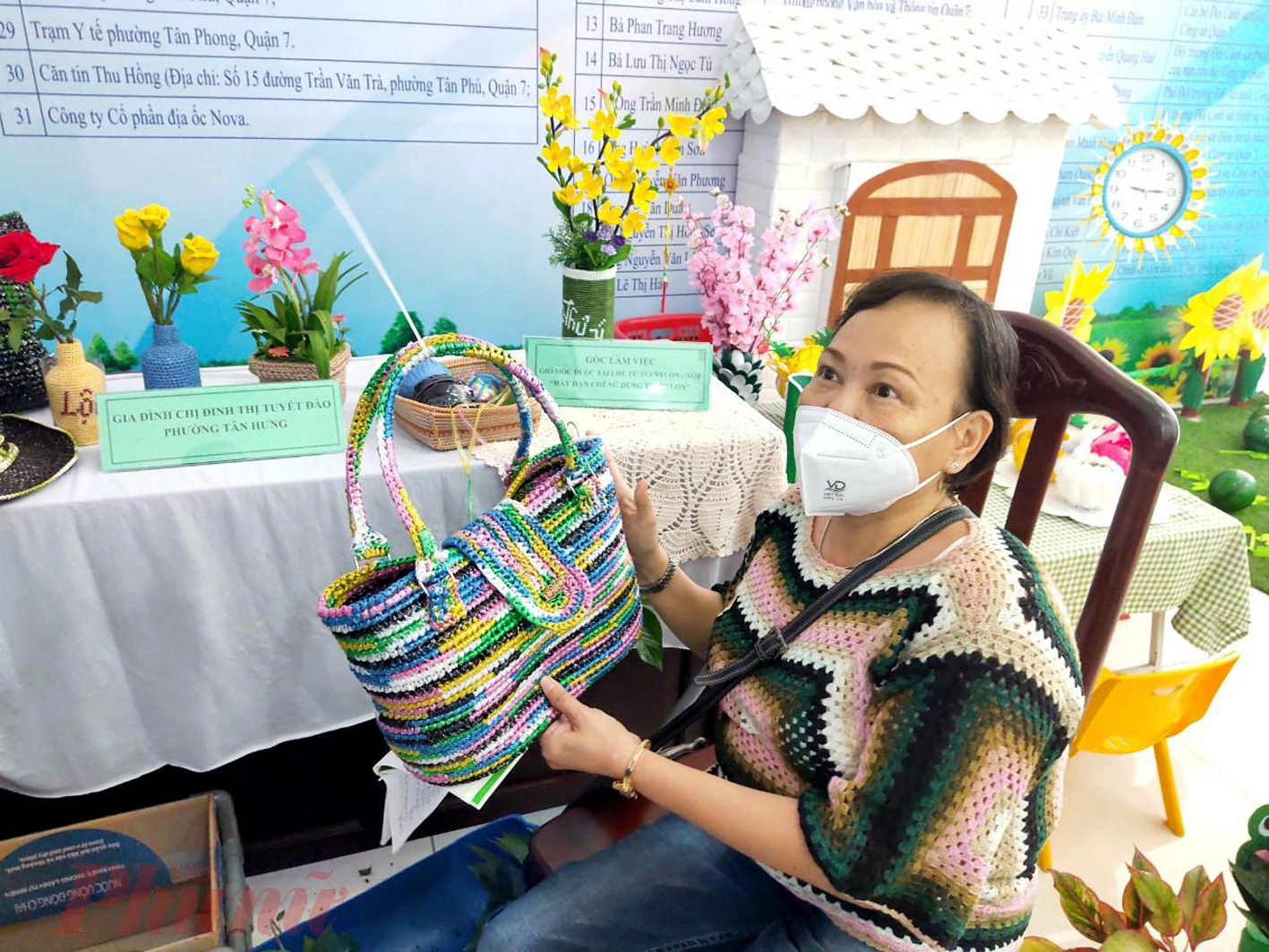 Chiếc t&uacute;i x&aacute;ch xinh xắn, hữu dụng được chị Đinh Thị Tuyết Đ&agrave;o đan từ những chiếc t&uacute;i ni-l&ocirc;ng vứt bỏ