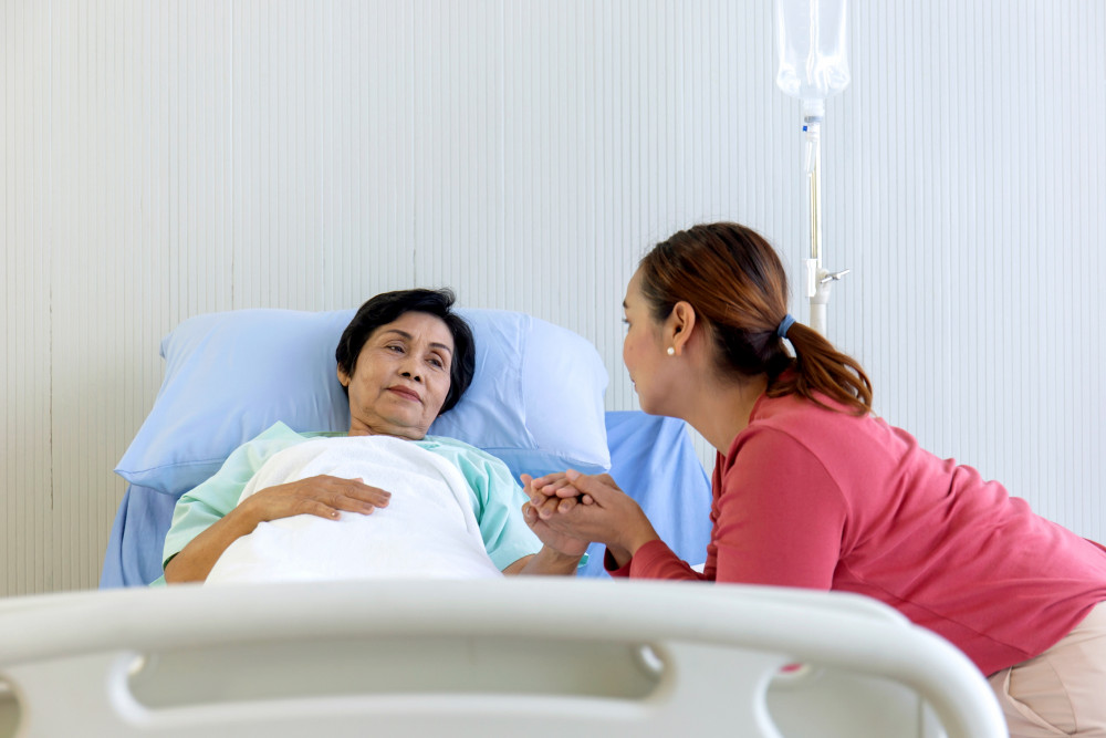 Đến khi mẹ ốm, t&ocirc;i mới t&aacute; hỏa v&igrave; kh&ocirc;ng biết mẹ th&iacute;ch ăn m&oacute;n g&igrave;. Ảnh minh họa