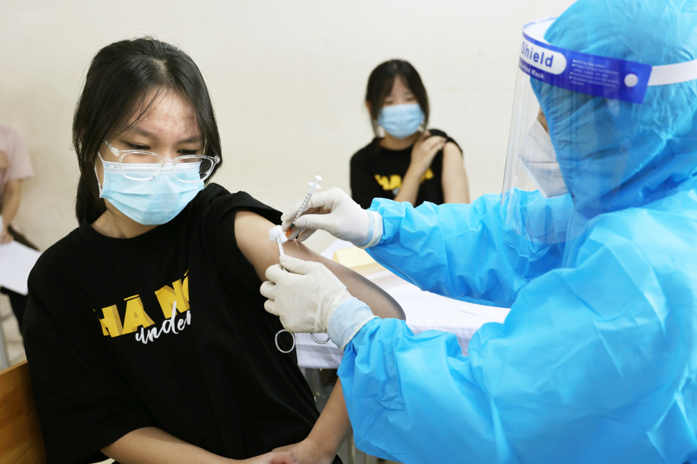 H&agrave; Nội đ&atilde; gấp r&uacute;t ti&ecirc;m vắc-xin cho học sinh trước khi mở cửa trường học v&agrave;o th&aacute;ng 12/2021 - ẢNH: BẢO KHANG