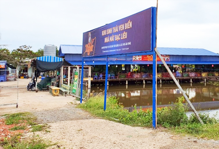 Khu du lịch sinh th&aacute;i ngang nhi&ecirc;n x&acirc;y dựng v&agrave; hoạt động tr&ecirc;n đất đ&ecirc; điều. Ảnh: CTV.