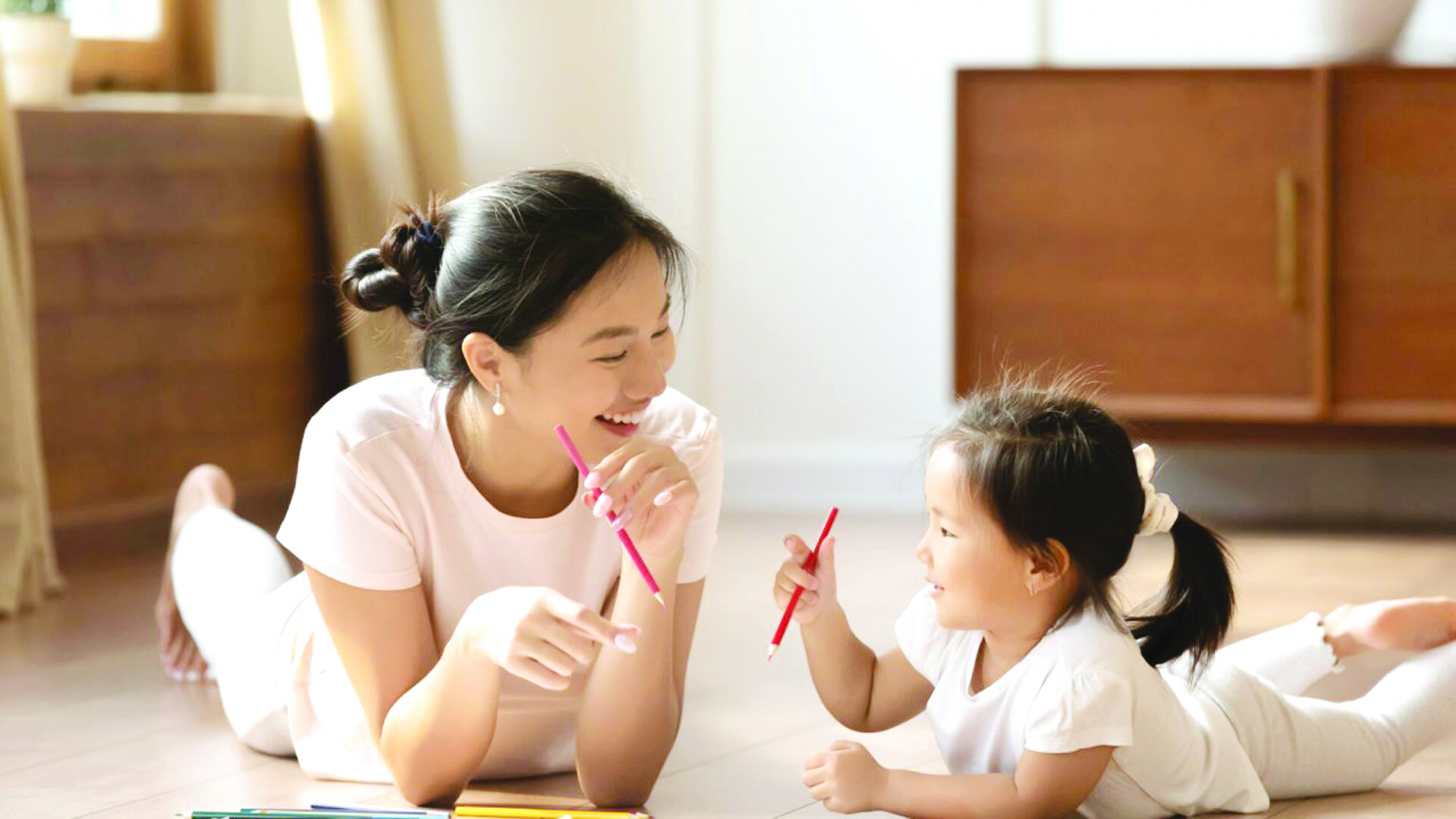 Cha mẹ n&ecirc;n t&iacute;ch cực tr&ograve; chuyện, đem đến cho trẻ những hoạt động trải nghiệm mang t&iacute;nh mở rộng g&oacute;c nh&igrave;n, gi&uacute;p trẻ x&acirc;y dựng th&oacute;i quen san sẻ v&agrave; cảm th&ocirc;ng - ẢNH: INTERNET