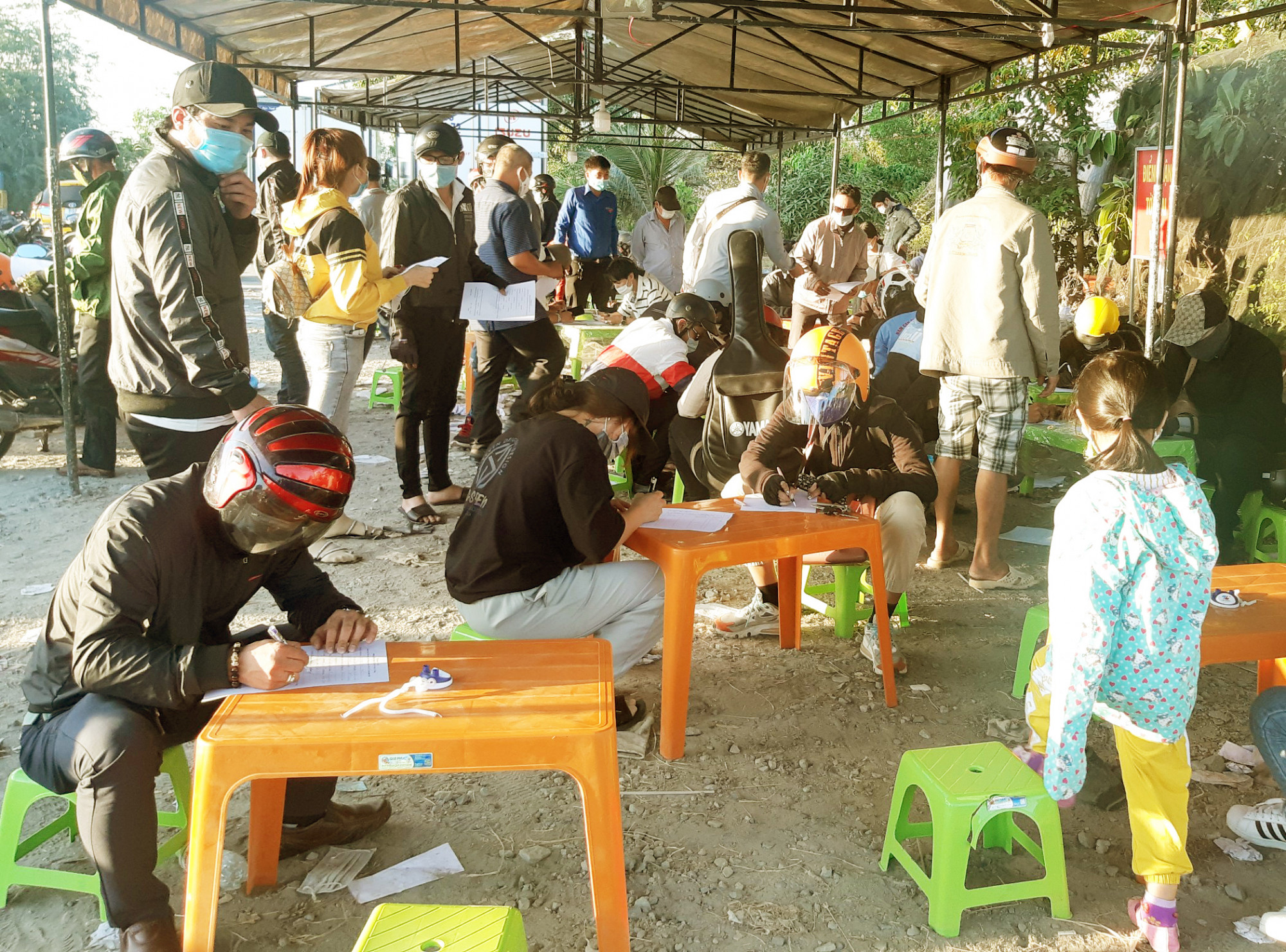 Chốt kiểm so&aacute;t dịch COVID-19 ở Quản lộ Hiệp Phụng (C&agrave; Mau).