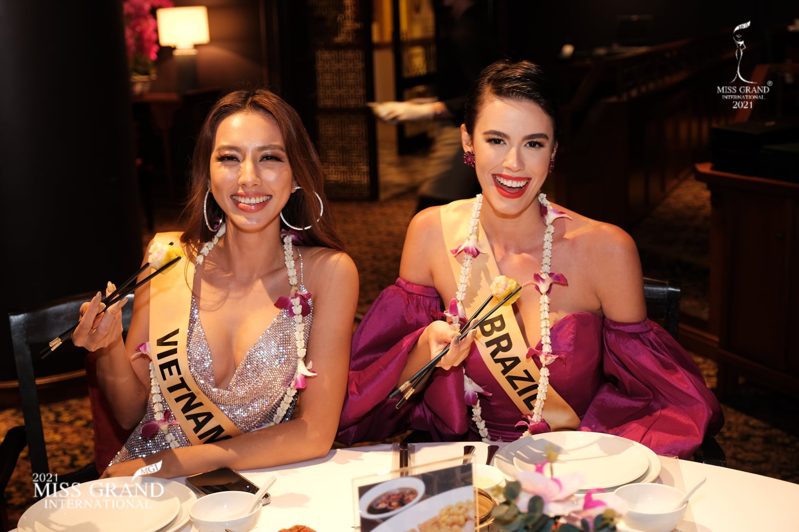 Thuỳ Ti&ecirc;n cũng c&oacute; vốn hiểu biết tốt. Trong một buổi tối, c&ocirc; giới thiệu cho c&aacute;c th&iacute; sinh khu vực Mỹ La-tinh về một số m&oacute;n ăn Trung Hoa. Người đẹp diễn tả sinh động khiến c&aacute;c th&iacute; sinh th&iacute;ch th&uacute; cầm đũa l&agrave;m theo. Ch&iacute;nh những điều n&agrave;y c&agrave;ng gi&uacute;p Thuỳ Ti&ecirc;n ghi điểm.