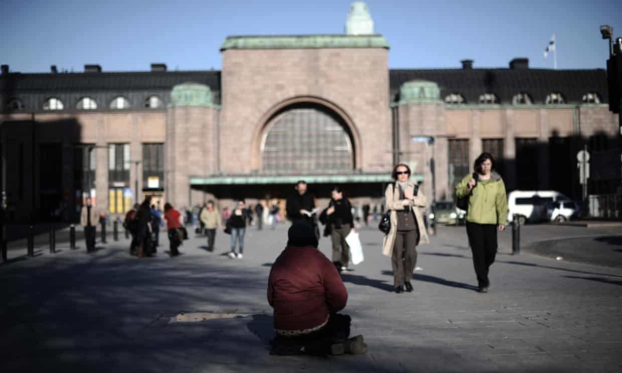 Một phụ nữ v&ocirc; gia cư ở Helsinki v&agrave;o năm 2011 - Ảnh: AFP