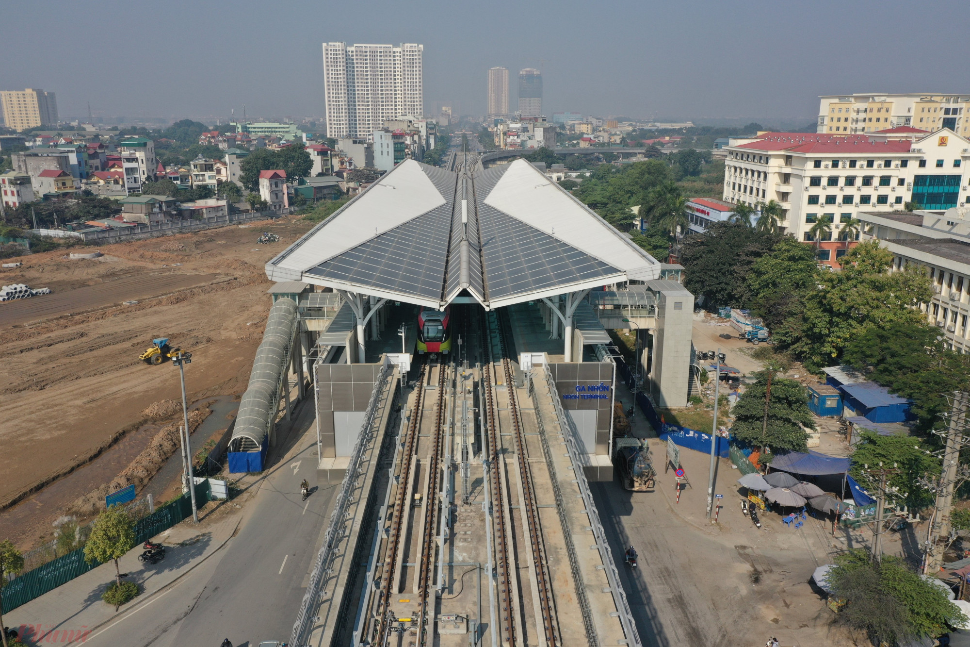 Được biết, c&aacute;c đo&agrave;n t&agrave;u sẽ chạy với tốc độ 80km/h để kiểm tra sự hoạt động của đo&agrave;n t&agrave;u, t&iacute;nh đồng bộ giữa hệ thống th&ocirc;ng tin, t&iacute;n hiệu của đo&agrave;n t&agrave;u v&agrave; hệ thống điều khiển. Đ&acirc;y l&agrave; bước quan trọng trong quy tr&igrave;nh kiểm tra đo&agrave;n t&agrave;u ở trạng th&aacute;i động, phục vụ kiểm tra nghiệm thu chạy thử v&agrave; đ&aacute;nh gi&aacute; độc lập về an to&agrave;n vận h&agrave;nh đo&agrave;n t&agrave;u.