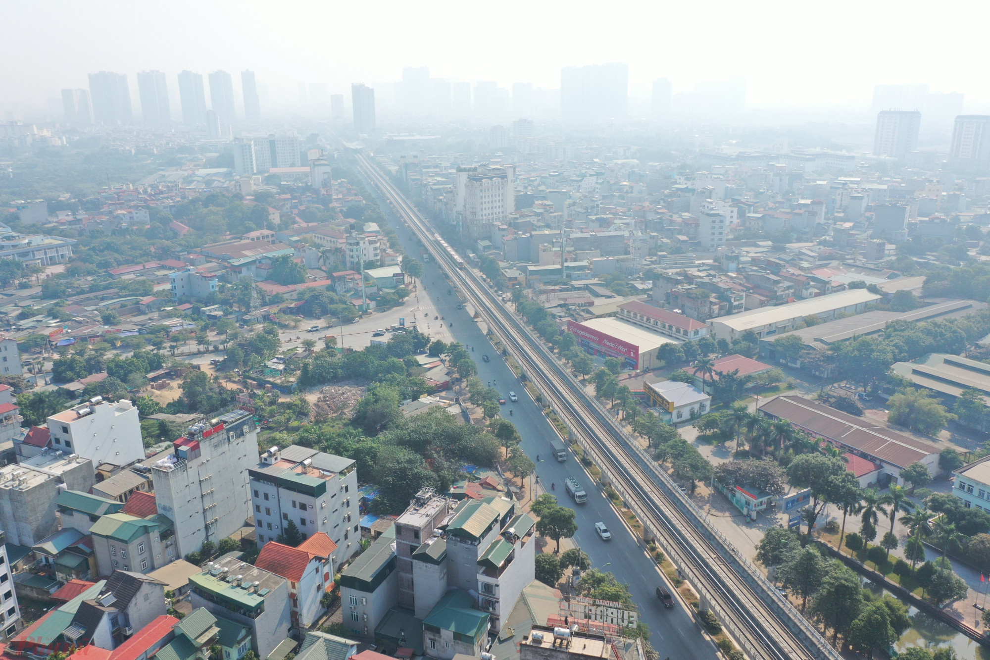 Tuyến đường sắt Nhổn - ga H&agrave; Nội c&oacute; chiều d&agrave;i 12,5 km, gồm 8,5 km đi tr&ecirc;n cao v&agrave; 4 km đi ngầm. Dự &aacute;n c&oacute; 10 đo&agrave;n t&agrave;u được chế tạo tại Ph&aacute;p, mỗi đo&agrave;n gồm 4 toa, c&oacute; khả năng chở 944 - 1.124 người, mật độ khoảng từ 6,6-8 người/m2.