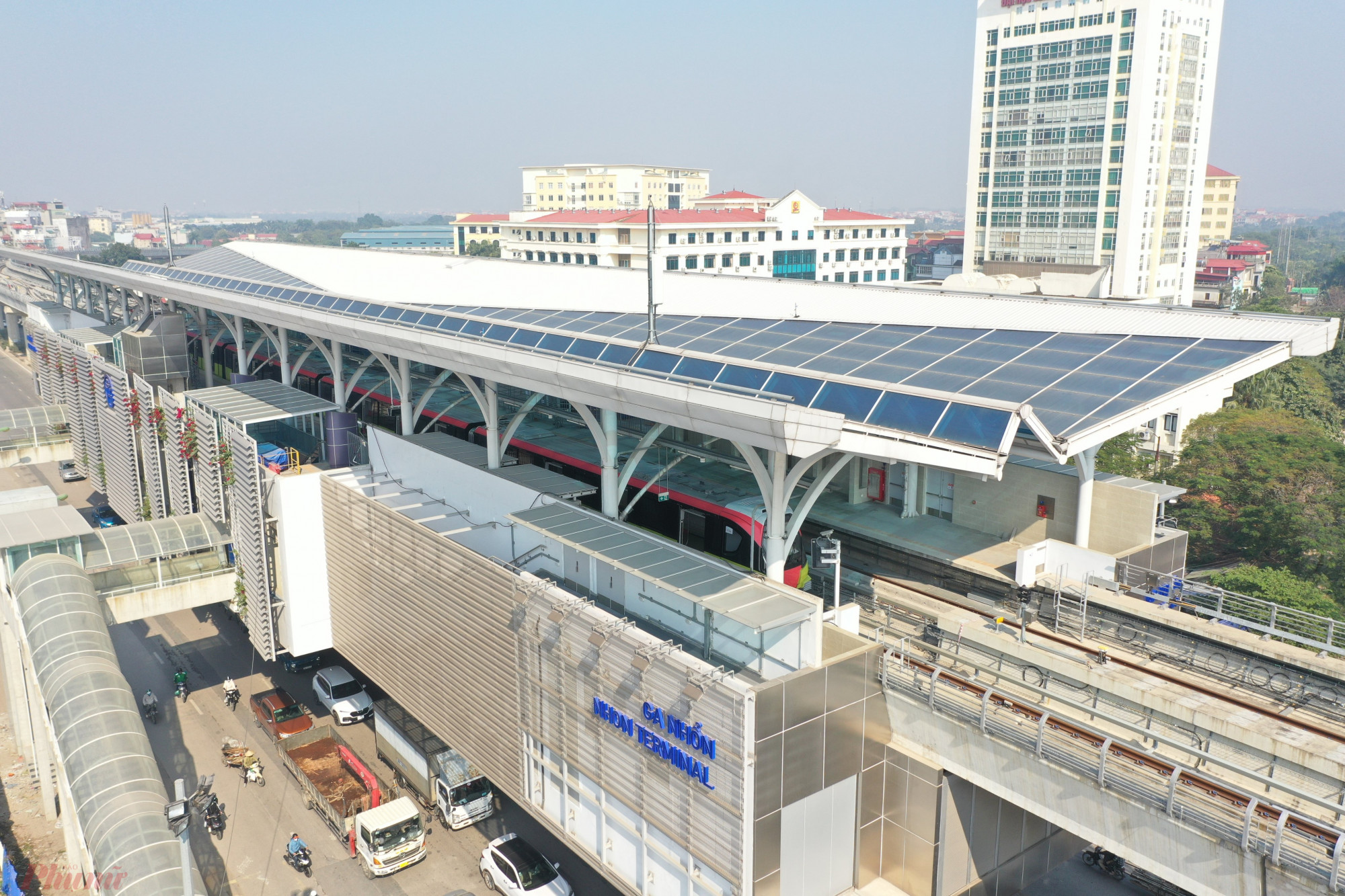 Theo ghi nhận của Pv, v&agrave;o 10h30 ng&agrave;y 6/12, đo&agrave;n t&agrave;u tuyến metro Nhổn - ga H&agrave; Nội xuất ph&aacute;t từ ga S1 (Nhổn), chạy đến ga S8 (Cầu Giấy) (khoảng 8,5 km) rồi quay ngược lại. Tốc độ đo&agrave;n t&agrave;u được đẩy l&ecirc;n ngưỡng tối đa để kiểm tra t&iacute;nh đồng bộ giữa c&aacute;c hệ thống.