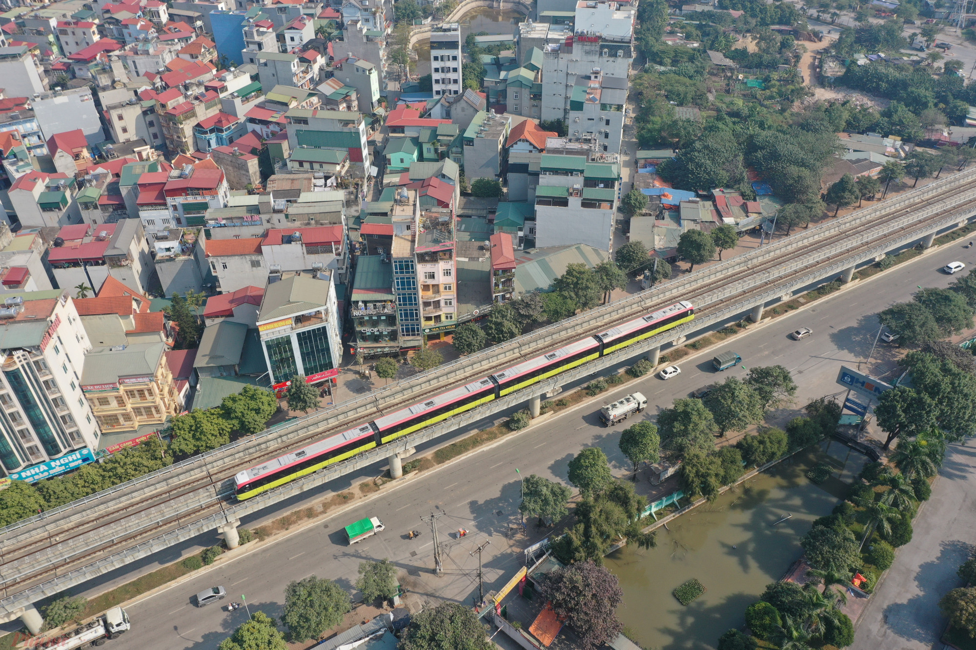 Trước đ&oacute;, từ th&aacute;ng 7-2021, dự &aacute;n đ&atilde; vận h&agrave;nh thử nghiệm li&ecirc;n động c&aacute;c đo&agrave;n t&agrave;u v&agrave; đ&atilde; vận h&agrave;nh th&agrave;nh c&ocirc;ng chế độ tự động tốc độ gần 80km/h. Khi đi v&agrave;o vận h&agrave;nh ch&iacute;nh thức, metro Nhổn - ga H&agrave; Nội vận h&agrave;nh, tốc độ khai th&aacute;c thương mại trung b&igrave;nh của t&agrave;u l&agrave; 35 km/h v&agrave; c&oacute; 8 đo&agrave;n t&agrave;u c&ugrave;ng hoạt động, một đo&agrave;n t&agrave;u dự bị phục vụ giờ cao điểm khi qu&aacute; tải v&agrave; một đo&agrave;n t&agrave;u phục vụ cứu hộ khi c&oacute; trường hợp khẩn cấp.