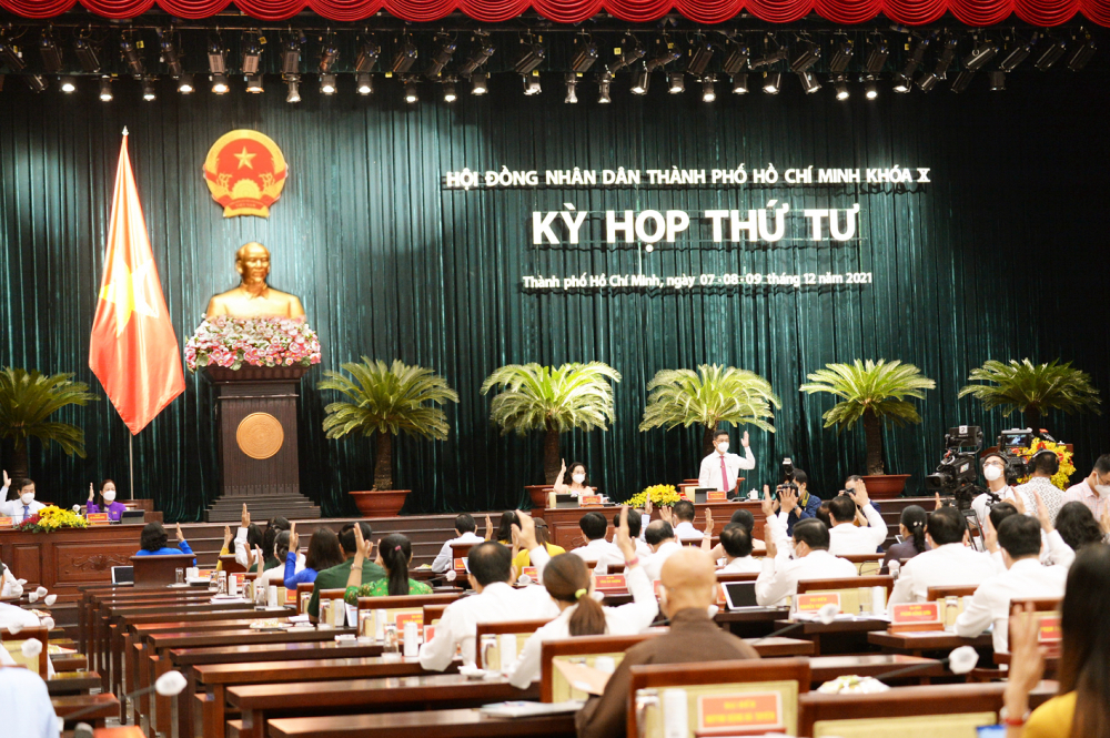 C&aacute;c đại biểu biểu quyết nhất tr&iacute; với chương tr&igrave;nh l&agrave;m việc của kỳ họp HĐND TP.HCM lần thứ tư