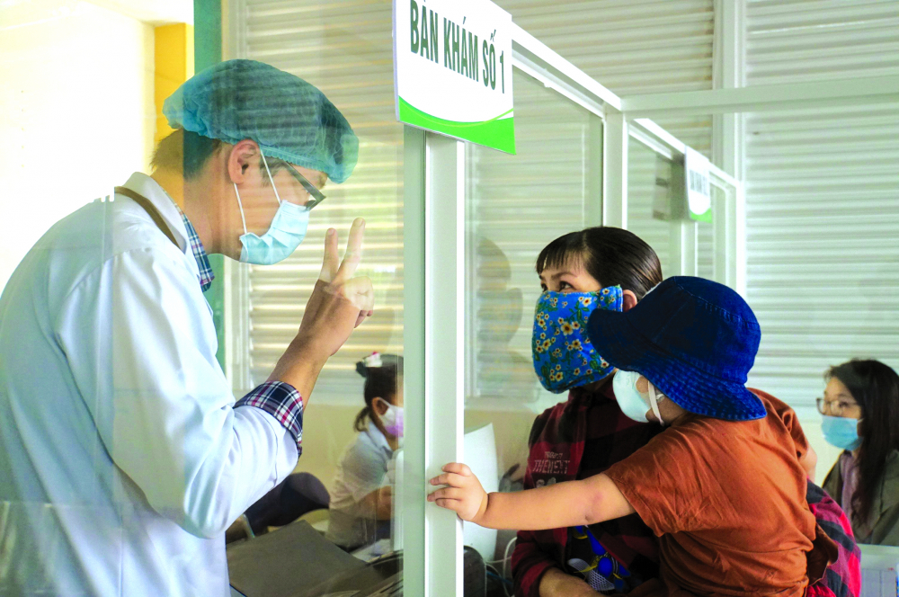 Tại kỳ họp thứ tư, HĐND TP.HCM kh&oacute;a X, nhiệm kỳ 2021-2026 v&agrave;o ng&agrave;y 7/12, nhiều đại biểu cho rằng hệ thống y tế cơ sở ở TP.HCM đang cần một cuộc &ldquo;đại phẫu&rdquo; để n&acirc;ng cao năng lực. (Trong ảnh: Người d&acirc;n c&oacute; triệu chứng nhiễm COVID-19 đang chờ kiểm tra tại một cơ sở y tế) ẢNH: PHẠM AN