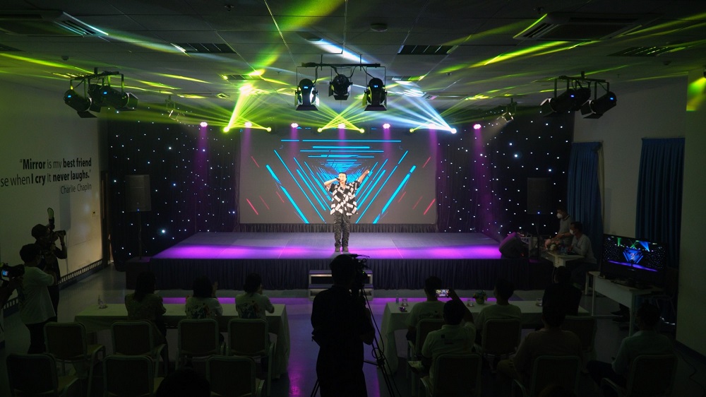 Ca sĩ Mon Ho&agrave;ng Anh biểu diễn tại lễ khai m&agrave;n You Rock Studio - nơi anh đang theo học - Ảnh: HSU