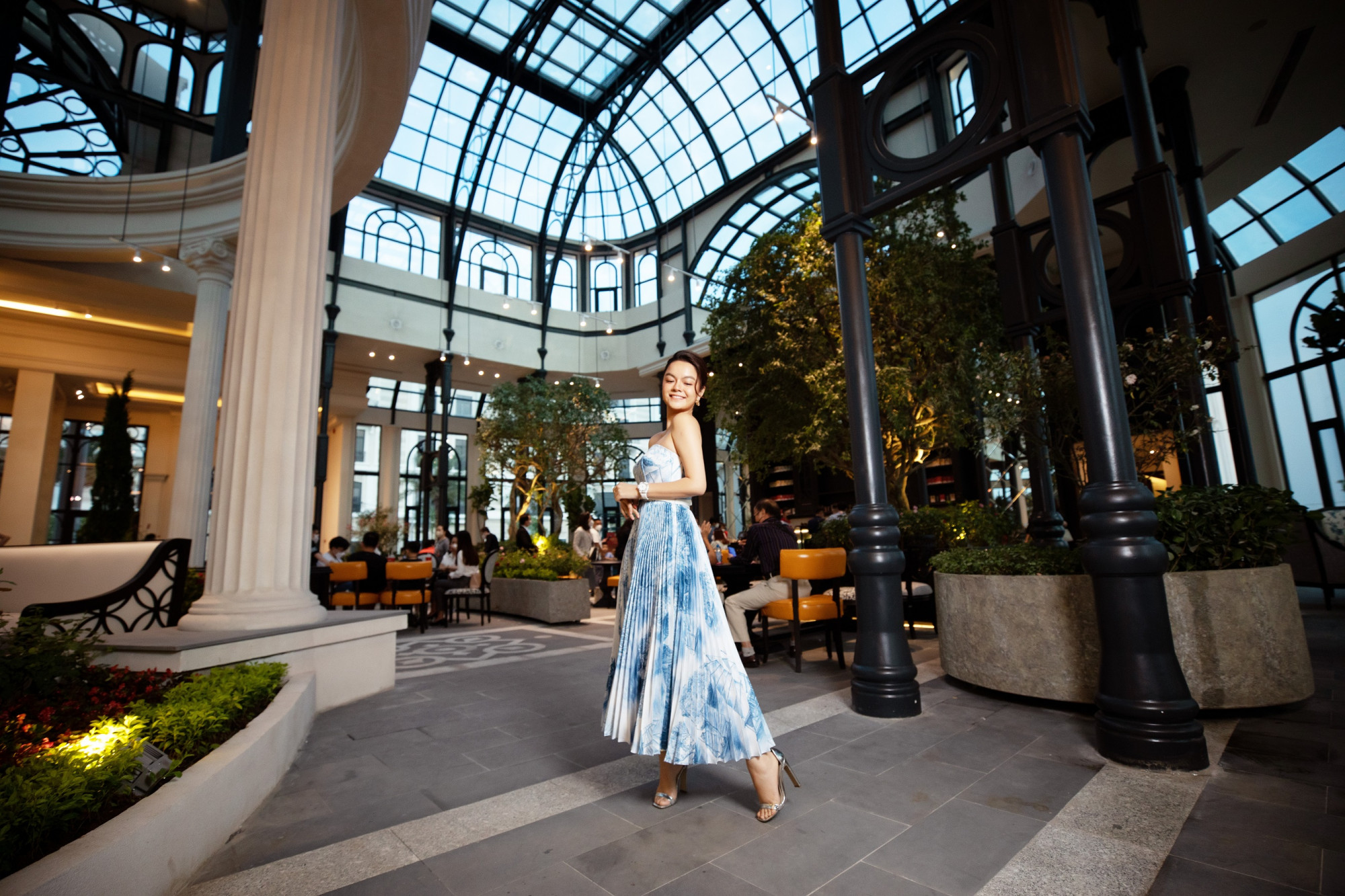 Phạm Quỳnh Anh thả d&aacute;ng tại dinh thự &aacute;nh s&aacute;ng Garden Palace mang kiến tr&uacute;c nh&agrave; k&iacute;nh độc đ&aacute;o - Ảnh: Novaland