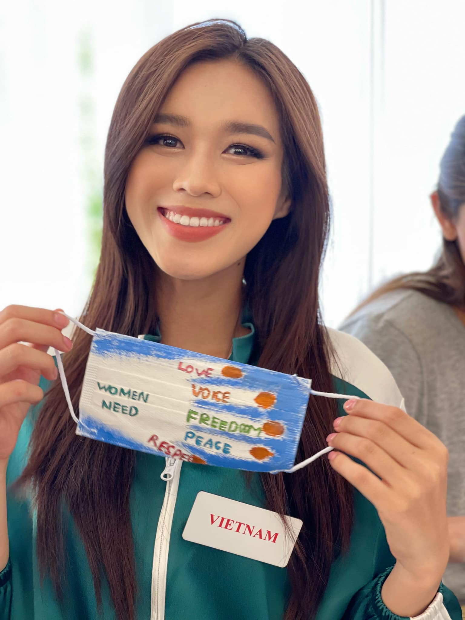 Đỗ Thị H&agrave; v&ecirc; tranh tr&ecirc;n khẩu trang, nằm trong hoạt động k&ecirc;u gọi hỗ trợ trẻ em ung thư trong khu&ocirc;n khổ cuộc thi năm nay