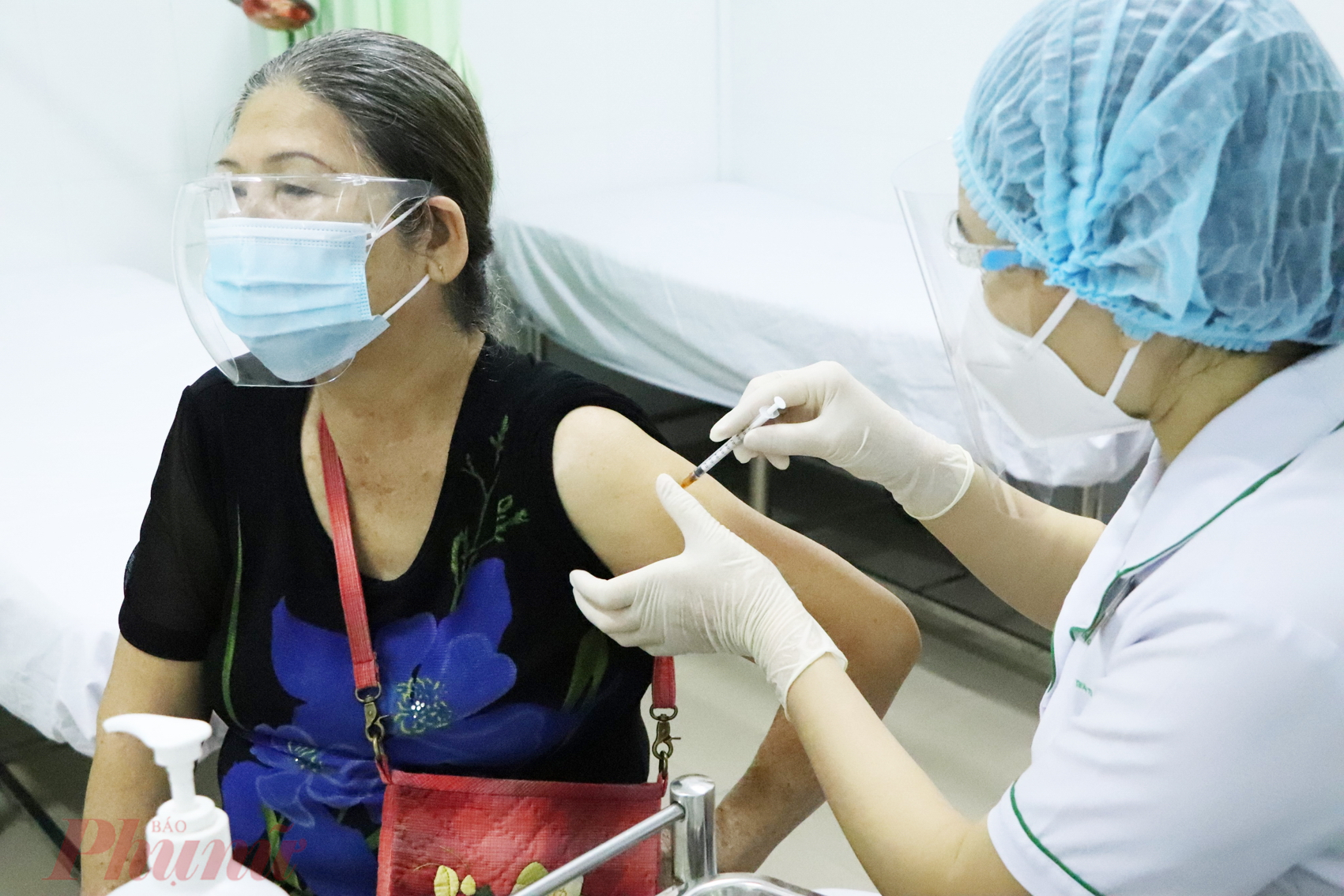 Người tr&ecirc;n 65 tuổi được ti&ecirc;m vắc xin tại bệnh viện L&ecirc; Văn Thịnh