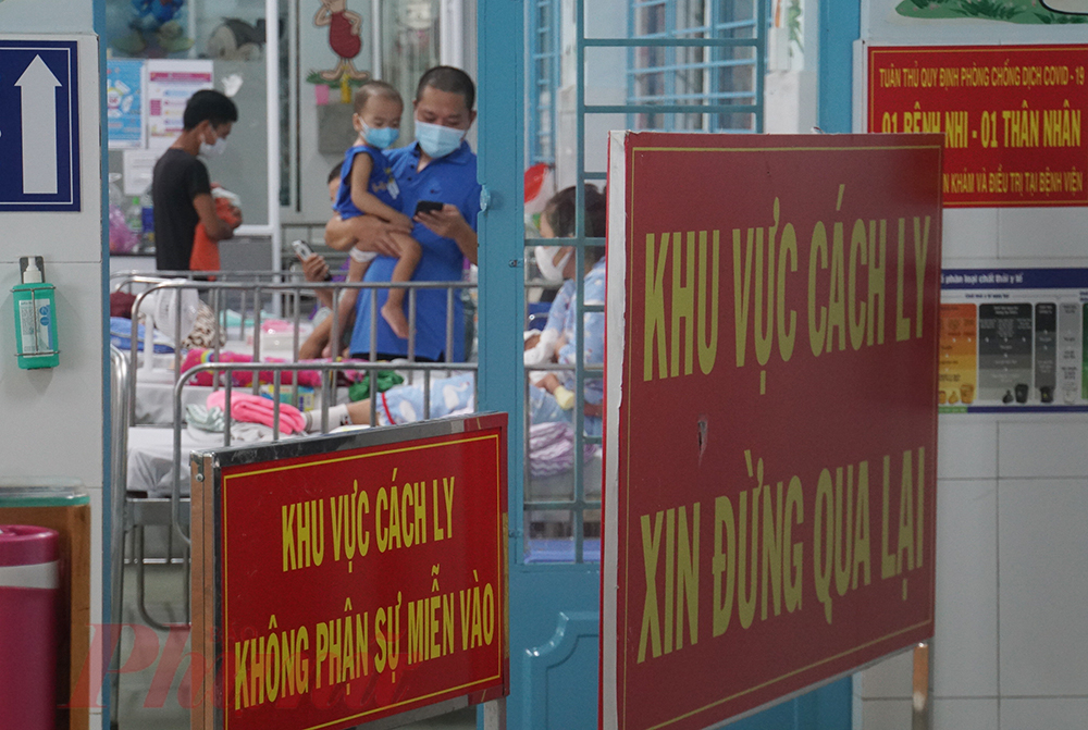 Những ng&agrave;y qua, đơn vị COVID-19, Bệnh viện Nhi đồng 1 cũng dần đ&ocirc;ng trẻ đến điều trị. Hiện khu ri&ecirc;ng biệt của bệnh viện c&oacute; hơn 100 bệnh nhi, k&iacute;n 2 ph&ograve;ng