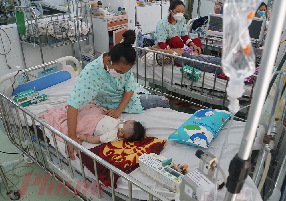Trong số trẻ em F0 th&igrave; 40% l&agrave; trẻ c&oacute; bệnh l&yacute; nền, 60% c&ograve;n lại mặc d&ugrave; kh&ocirc;ng c&oacute; bệnh l&yacute; nền nhưng c&oacute; thể l&agrave; nh&oacute;m b&eacute;o ph&igrave;.