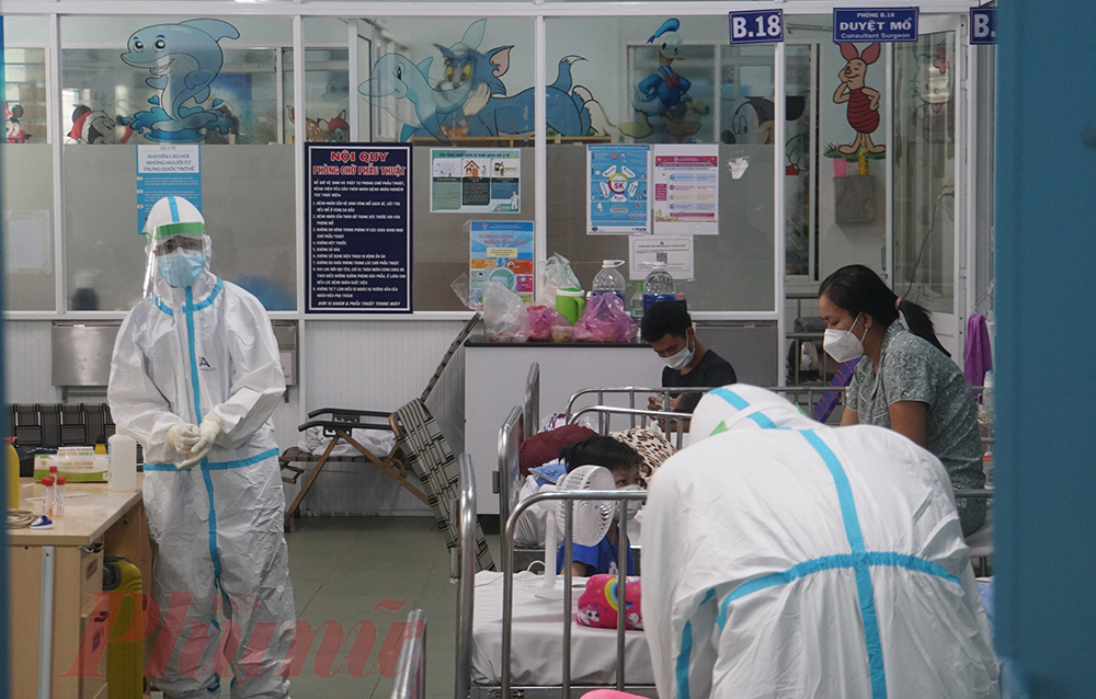 Đ&atilde; c&oacute; v&agrave;i trường hợp bệnh nhi tử vong do mắc COVID-19 k&egrave;m bệnh nền, hội chứng thận hư, nhược cơ, bại n&atilde;o,...