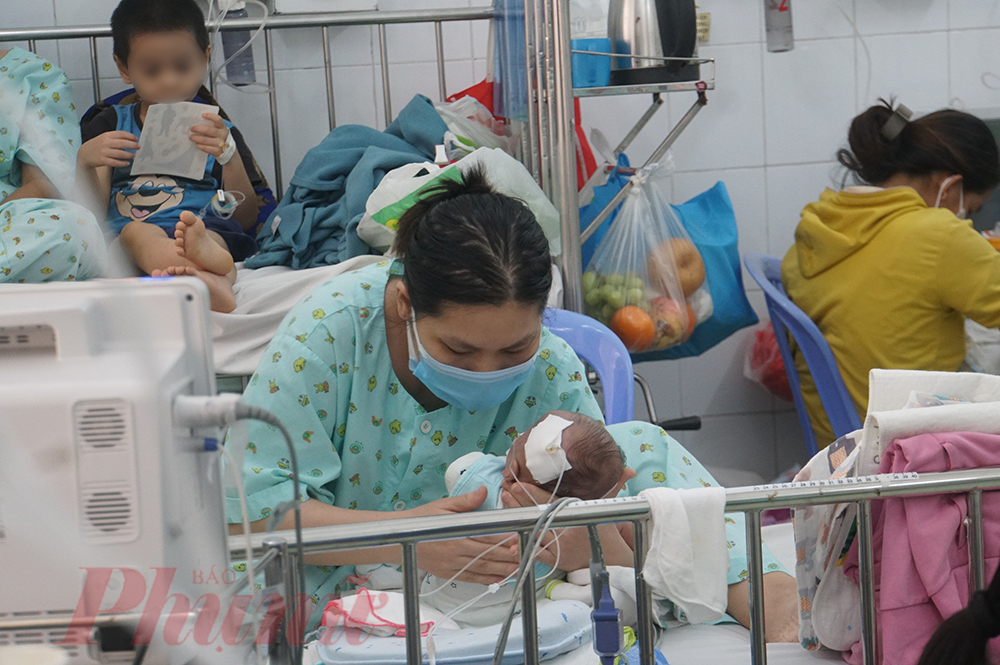 Để chăm s&oacute;c c&aacute;c b&eacute;, người th&acirc;n, người nu&ocirc;i dưỡng thực hiện cam kết với bệnh viện nếu l&agrave; F1, người lớn v&agrave; trẻ phải đảm bảo quy định 5K để hạn chế tối đa l&acirc;y nhiễm