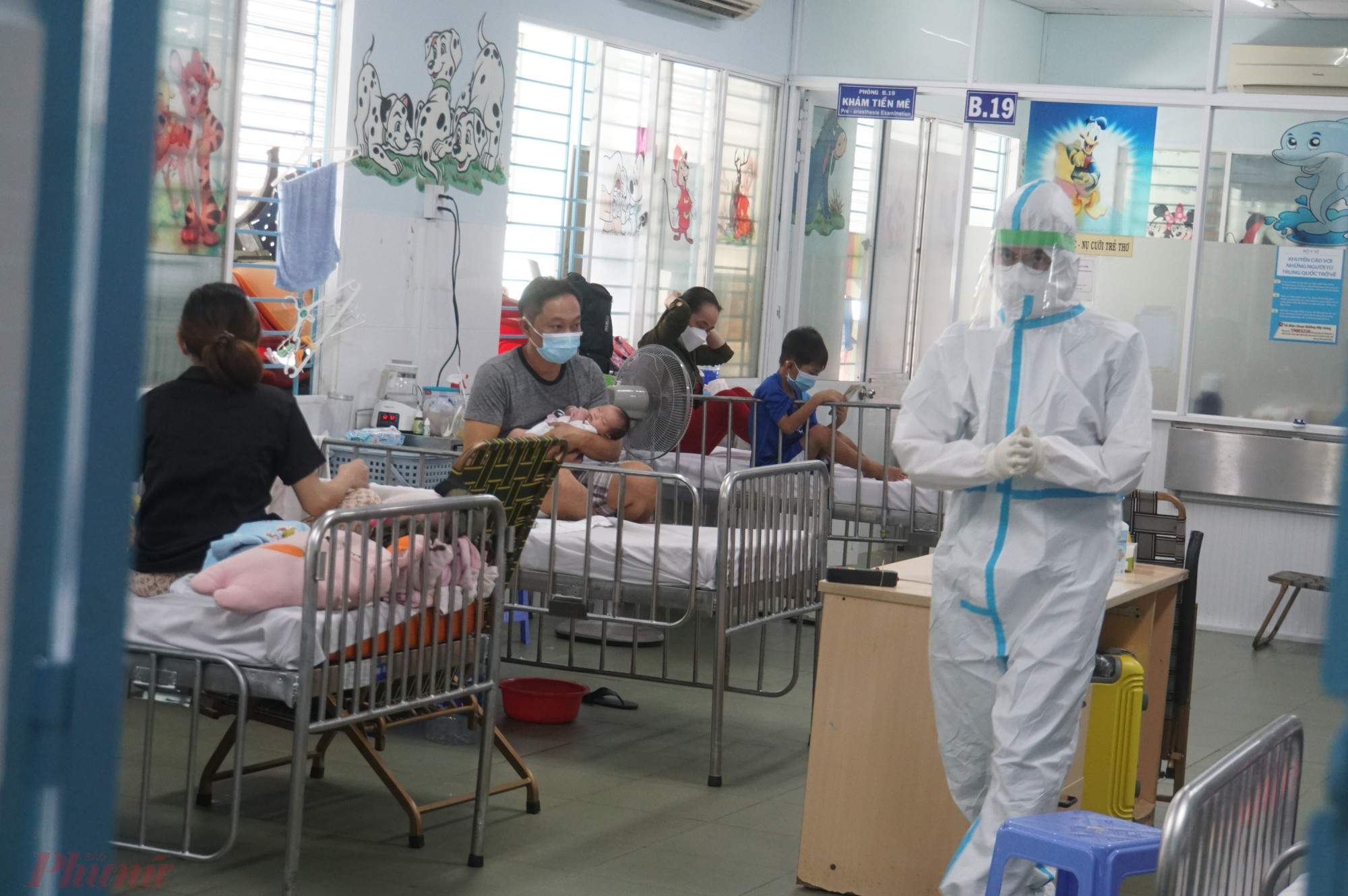 Ban đầu, phụ huynh c&aacute;c b&eacute; c&oacute; phần căng thẳng, tuy nhi&ecirc;n trước sự chăm s&oacute;c nhiệt t&igrave;nh của nh&acirc;n vi&ecirc;n y tế, mọi người đ&atilde; tu&acirc;n thủ hướng dẫn v&agrave; phối hợp kh&aacute; tốt với b&aacute;c sĩ trong việc chăm s&oacute;c b&eacute;