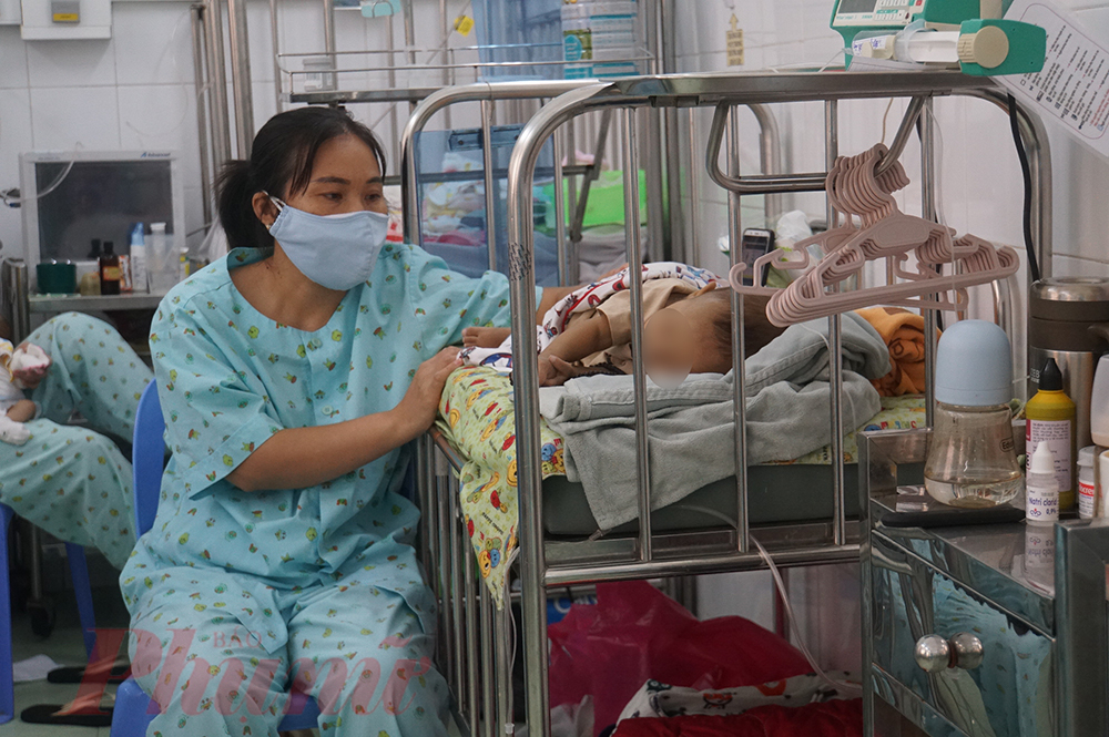 Chị Trần Thị Ho&agrave;i Thu (28 tuổi, ở TPHCM) cho biết: T&ocirc;i kh&ocirc;ng biết con m&igrave;nh nhiễm bệnh từ l&uacute;c n&agrave;o, khi b&eacute; sốt qu&aacute; cao, đưa v&agrave;o bệnh viện đ&atilde; trở nặng, kh&oacute; thở. Cầu mong cho con t&ocirc;i sớm hồi phục.
