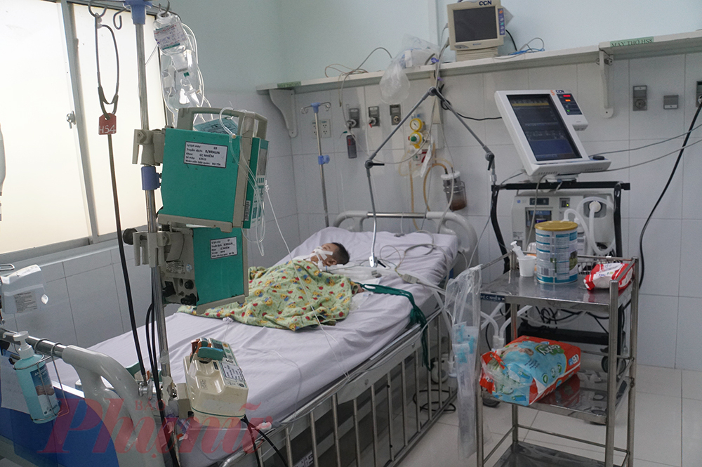 Thời gian qua bệnh viện cũng đ&atilde; tiếp nhận 2 b&eacute; mắc COVID-19 nguy kịch, may mắn cả 2 b&eacute; đều được cấp cứu, điều trị th&agrave;nh c&ocirc;ng mặc d&ugrave; phải chạy ECMO.
