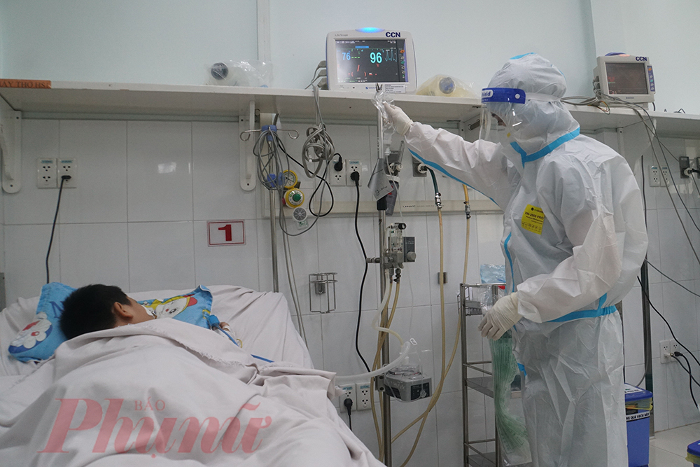 Tại khoa cấp cứu c&oacute; hơn 10 b&eacute; đang điều trị, trong đ&oacute; 3 trẻ thở m&aacute;y, 1 trẻ phải chạy ECMO cần được theo d&otilde;i s&aacute;t