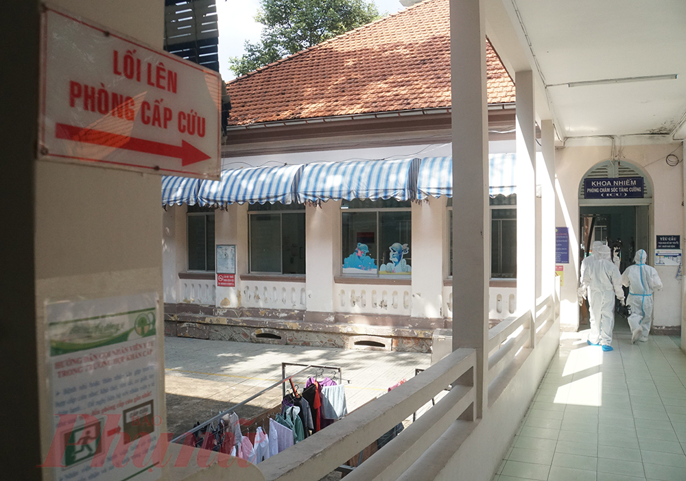 Hiện tại, khoa COVID-19 Bệnh viện Nhi đồng 2 c&oacute; hơn 210 th&acirc;n nh&acirc;n, bệnh nh&acirc;n. Trong đ&oacute;, trẻ em mắc COVID-19 c&oacute; 111 ca, người lớn 67 ca, c&ograve;n lại l&agrave; người lớn (F1) chăm s&oacute;c cho c&aacute;c b&eacute;.