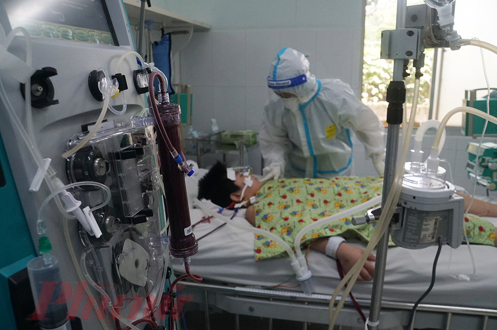 B&eacute; trai phải lọc m&aacute;u do COVID-19 qu&aacute; nặng, tuy b&eacute; c&oacute; phản ứng khi điều dưỡng thăm kh&aacute;m, gọi t&ecirc;n, nhưng cứ mấp m&aacute;y m&ocirc;i kh&ocirc;ng r&otilde; lời