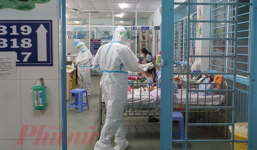 C&aacute;c b&eacute; mắc COVID-19 tại đ&acirc;y ở mọi lứa tuổi, nhỏ nhất tư v&agrave;i th&aacute;ng đến tr&ecirc;n 10 tuổi. Trong đ&oacute; c&oacute; nhiều b&eacute; mắc c&aacute;c bệnh nền như suy thận, tim, b&eacute;o ph&igrave;,...