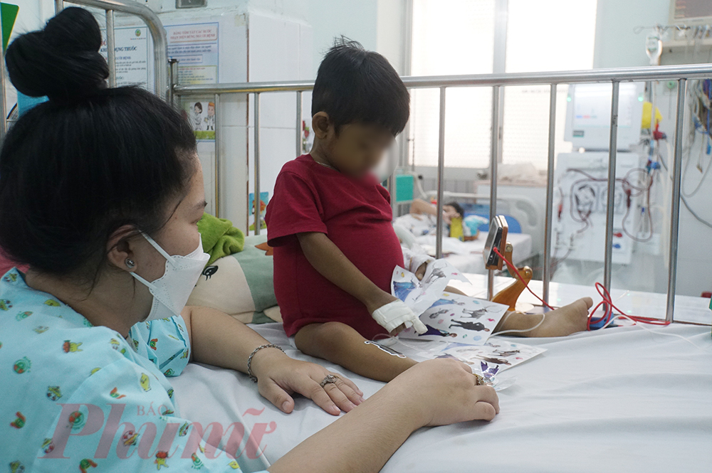 C&oacute; trẻ mắc COVID-19 nhẹ, kh&ocirc;ng hoặc &iacute;t triệu chứng, chỉ cần điều trị v&agrave;i ng&agrave;y l&agrave; &acirc;m t&iacute;nh, nhưng c&oacute; trẻ thuộc nh&oacute;m nguy cơ nặng nằm trong khu hồi sức cấp cứu.