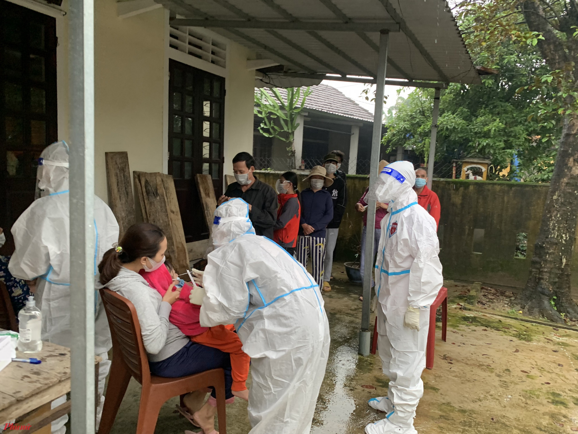 qua x&eacute;t nghiệm s&agrave;ng lọc tại cộng đồng v&agrave; c&aacute;c đối tượng c&oacute; nguy cơ bằng test nhanh kh&aacute;ng nguy&ecirc;n, tr&ecirc;n địa b&agrave;n đ&atilde; ph&aacute;t hiện 2.589 trường hợp dương t&iacute;nh