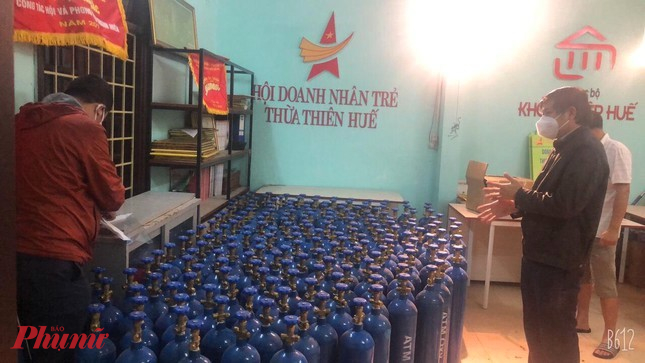 B&igrave;nh Oxy để hỗ trợ bệnh nh&acirc;n mắc COVID-19 điều trị tại nh&agrave; đ&atilde; được tập kết tại Văn ph&ograve;ng Hội doanh nghiệp Trẻ Thừa Thi&ecirc;n- Huế