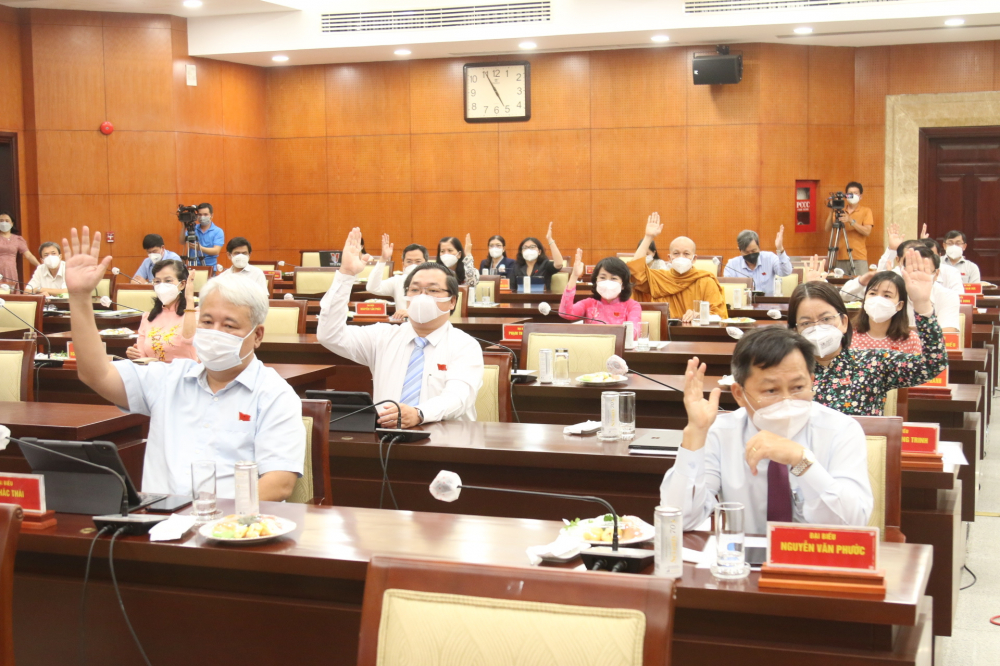 Tại kỳ họp, các đại biểu đã biểu quyết thông qua 25 Nghị quyết quan trọng định hướng kinh tế - xã hội TPHCM thời gian tới.