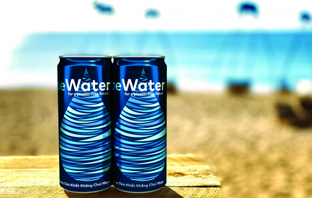 Nước uống tinh khiết thuần Việt beWater của Winking Seal Beer Co. Vỏ lon l&agrave;m từ nh&ocirc;m cải tiến, dễ t&aacute;i chế v&agrave; th&acirc;n thiện với m&ocirc;i trường - ẢNH: BEWATER     