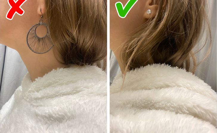 Đầu ti&ecirc;n, một chiếc v&ograve;ng cổ v&agrave; hoa tai lớn lu&ocirc;n g&acirc;y cản trở khi bạn mặc &aacute;o d&agrave;i, &aacute;o len hoặc v&aacute;y. Thứ hai, đồ trang sức của bạn c&oacute; thể kh&ocirc;ng ph&ugrave; hợp với kiểu d&aacute;ng của m&oacute;n đồ bạn đang thử, v&igrave; vậy n&oacute; c&oacute; thể khiến bạn bối rối.  V&igrave; vậy, khi đi mua sắm, h&atilde;y cố gắng l&agrave;m m&agrave; kh&ocirc;ng c&oacute; trang sức ở tất cả. Hoặc ngược lại, nếu bạn định mua một chiếc v&aacute;y cho một sự kiện quan trọng, h&atilde;y mang theo trang sức để bộ trang phục trở n&ecirc;n ho&agrave;n chỉnh trong ph&ograve;ng thử đồ.