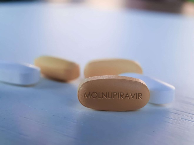 Monulpiravir hiện đang được sử dụng miễn ph&iacute; v&agrave; c&oacute; kiểm so&aacute;t trong Chương tr&igrave;nh Đ&aacute;nh gi&aacute; Chương tr&igrave;nh sử dụng thuốc molnupiravir c&oacute; kiểm so&aacute;t tại cộng đồng cho người mắc COVID-19 c&oacute; triệu chứng nhẹ tại TP HCM 