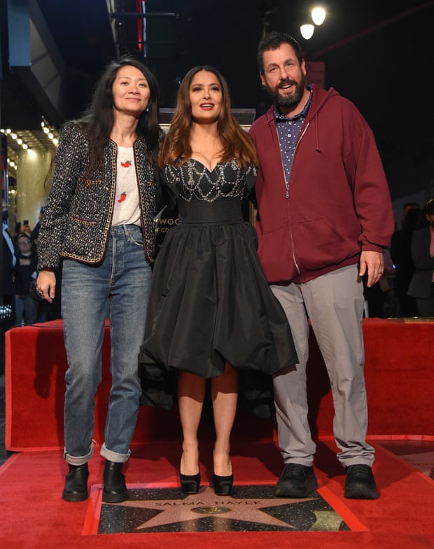 Sandler c&ugrave;ng Chlo&eacute; Zhao v&agrave; Salma Hayek Pinault tr&ecirc;n Đại lộ Danh vọng Hollywood, Los Angeles.