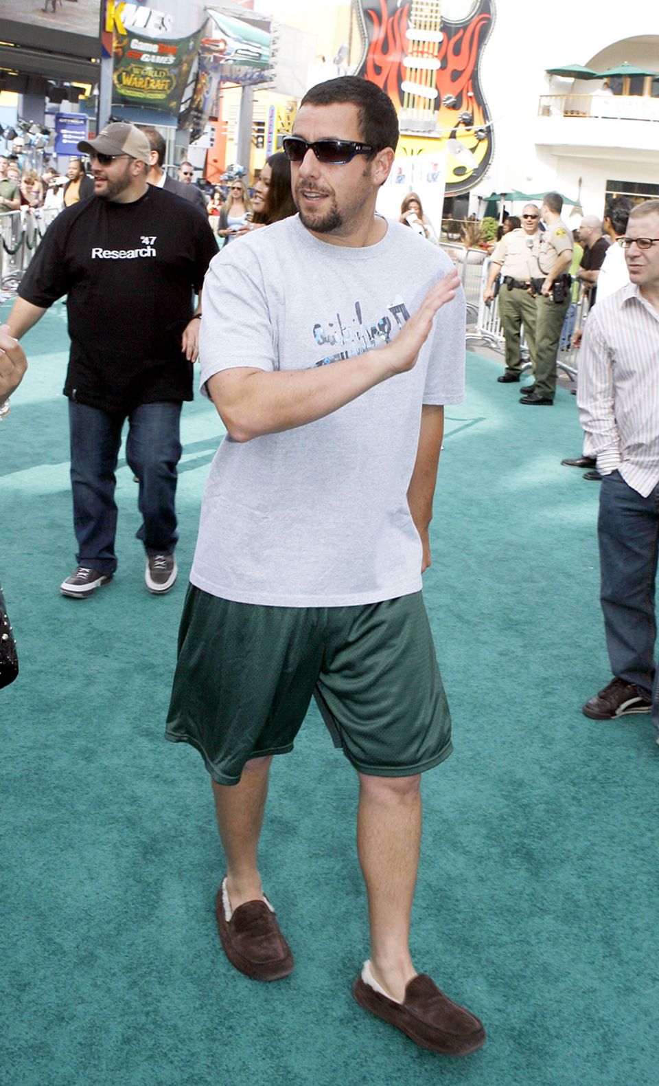 Adam Sandler đi d&eacute;p v&agrave; mặc quần đ&ugrave;i để tham gia buổi ra mắt phim.