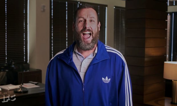 Sandler chọn một bộ quần &aacute;o thể thao của Adidas thay v&igrave; một bộ đồ th&ocirc;ng thường khi anh ấy trao giải tại một buổi lễ ở Los Angeles.