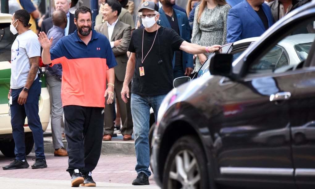 Phong c&aacute;ch thời trang ph&oacute;ng kho&aacute;ng, kh&aacute;c biệt của nam diễn vi&ecirc;n Adam Sandler.