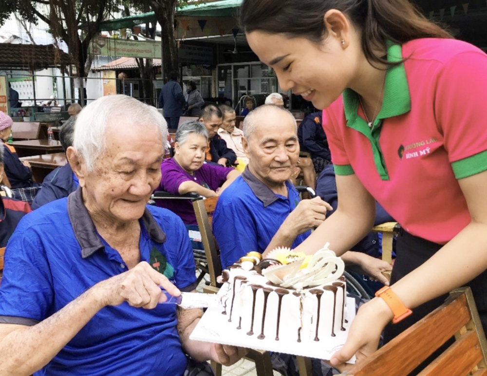 C&aacute;c cụ ở Viện Dưỡng l&atilde;o B&igrave;nh Mỹ c&ugrave;ng ăn b&aacute;nh kem mừng sinh nhật