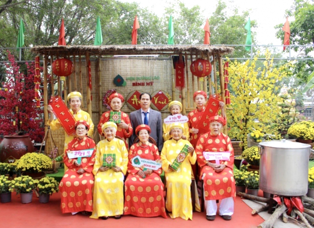 &Ocirc;ng B&ugrave;i Anh Trung (&aacute;o vest) c&ugrave;ng c&aacute;c cụ vui đ&oacute;n xu&acirc;n