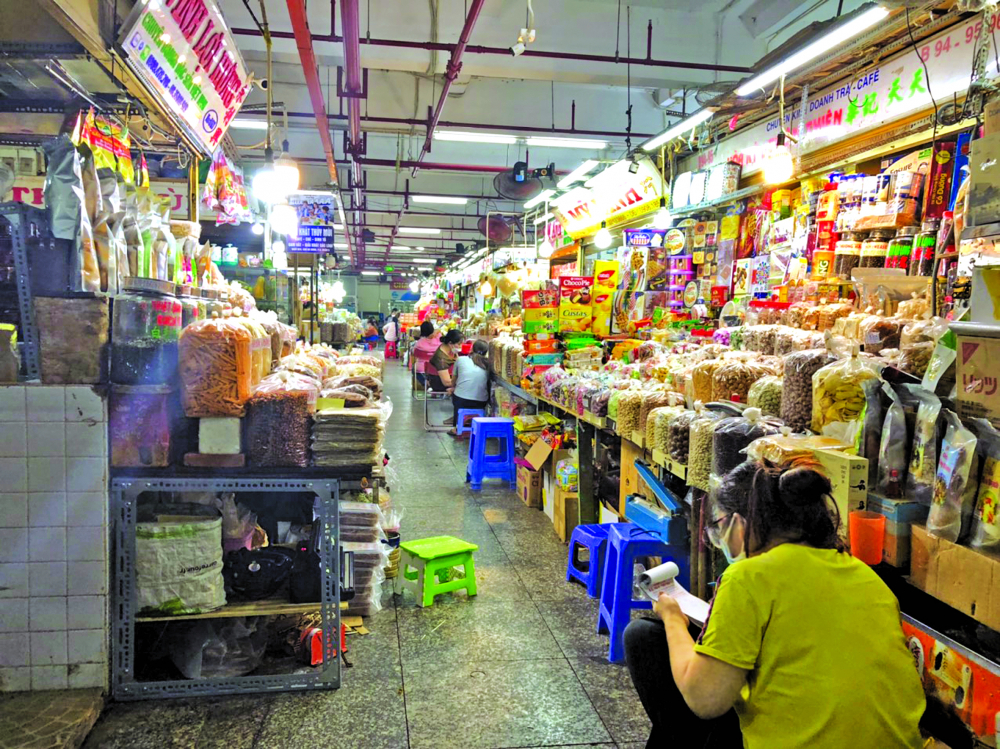 Chợ An Đ&ocirc;ng hầu như kh&ocirc;ng c&oacute; kh&aacute;ch, chỉ c&oacute; chủ sạp v&agrave; nh&acirc;n vi&ecirc;n Ả NH: THANH HOA