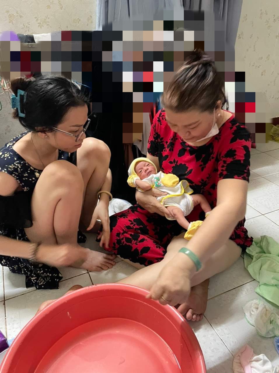 B&eacute; trai hiện đang được Hội phụ nữ x&atilde; chăm s&oacute;c.