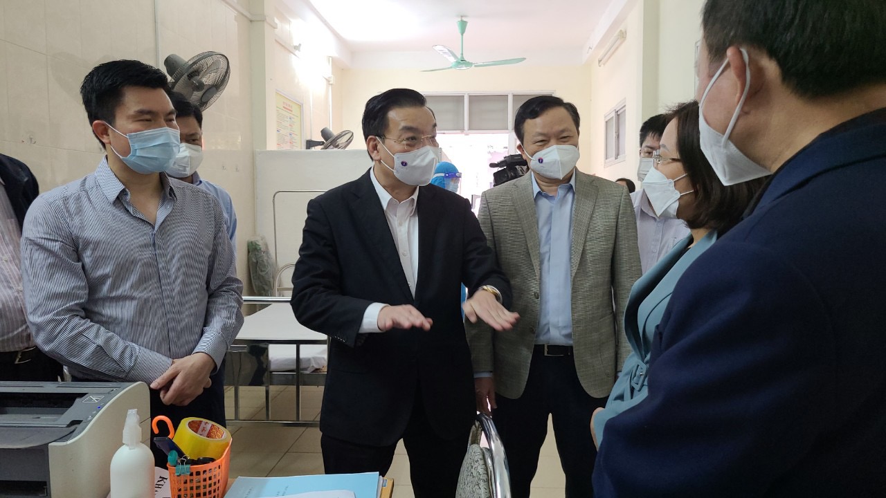 Chủ tịch UBND TP H&agrave; Nội Chu Ngọc Anh kiểm tra 2 trạm y tế lưu động tại quận Đống Đa.
