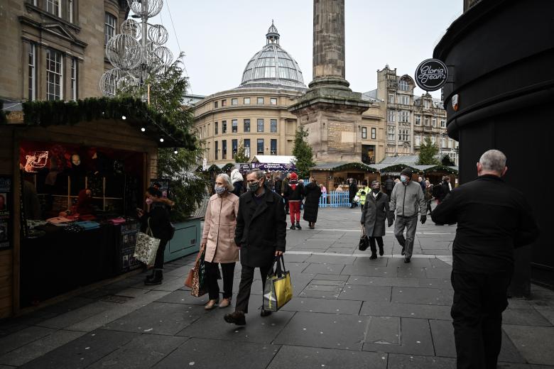 Người d&acirc;n tu&acirc;n thủ nghi&ecirc;m yếu cầu đeo khẩu trang ở nơi c&ocirc;ng cộng, tại  Manchester, Anh.