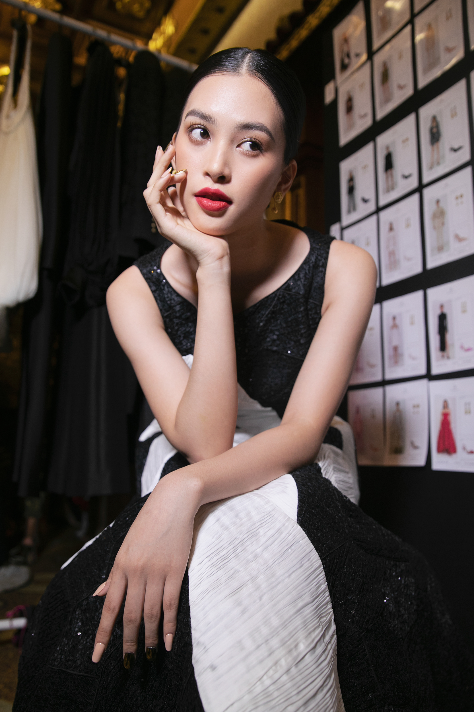 Tiểu Vy tạo d&aacute;ng, biểu cảm ph&ugrave; hợp với t&iacute;nh chất nữ t&iacute;nh, điệu đ&agrave; của trang phục. M&agrave;u m&ocirc;i đỏ gi&uacute;p gương mặt của mỹ nh&acirc;n 21 tuổi th&ecirc;m bừng s&aacute;ng. 