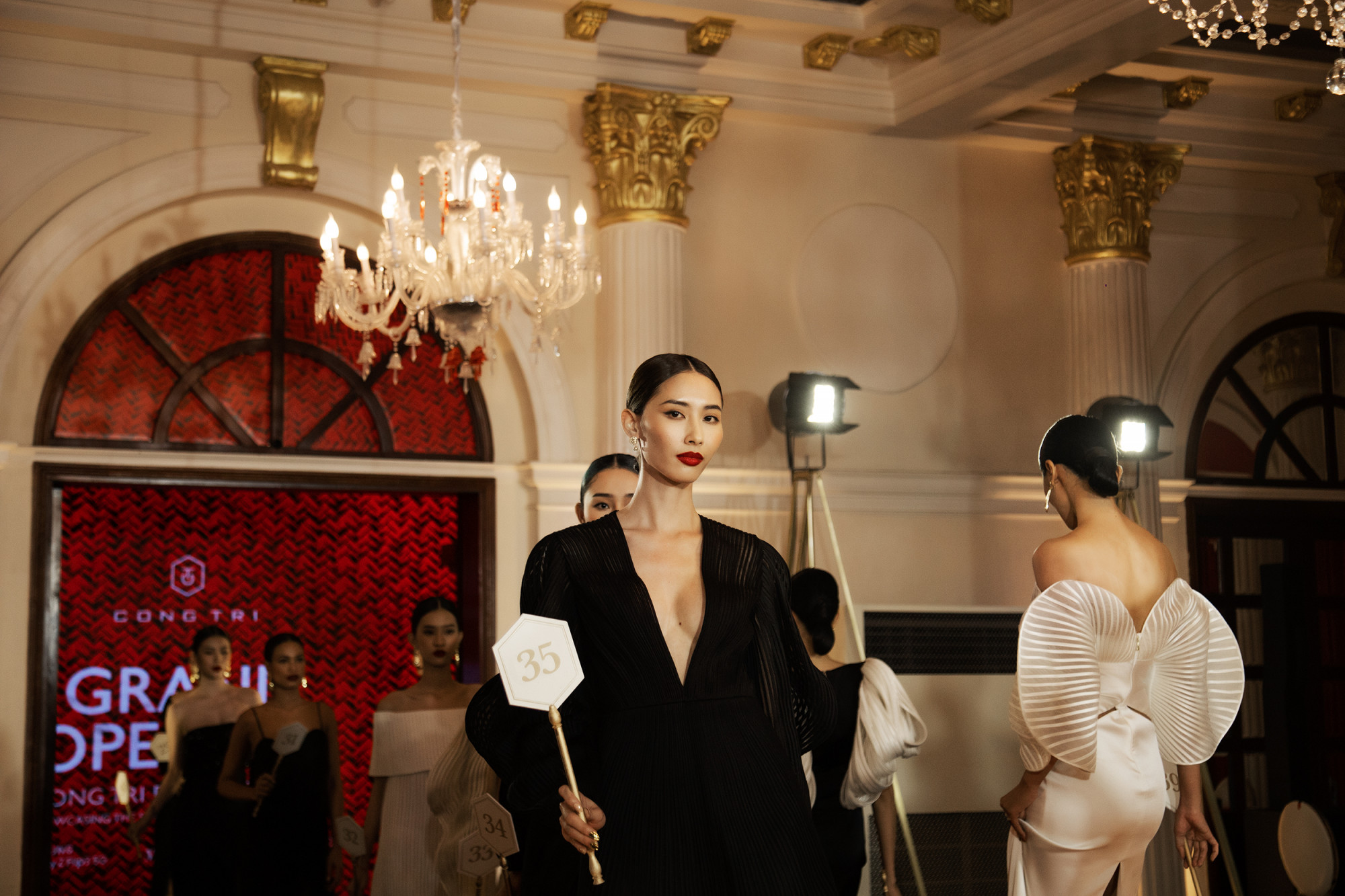 C&aacute;c người mẫu tr&igrave;nh diễn trong show diễn của NTK C&ocirc;ng Tr&iacute; tối 18/12 vừa qua.