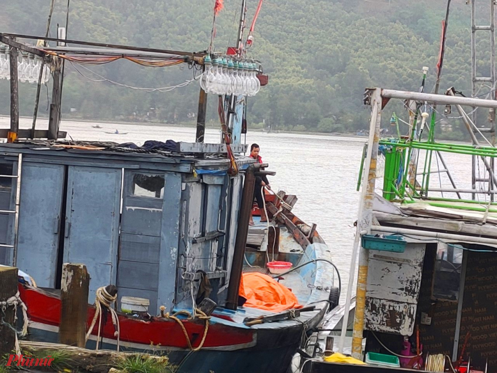 Tỉnh Thừa Thi&ecirc;n - Huế đ&atilde; l&ecirc;n phương &aacute;n di dời d&acirc;n với hai kịch bản b&atilde;o cấp độ 3 v&agrave; b&atilde;o cấp 4. Theo b&aacute;o c&aacute;o của UBND c&aacute;c huyện, thị x&atilde; v&agrave; TP.Huế, phương &aacute;n sơ t&aacute;n, di dời ứng ph&oacute; với b&atilde;o cấp 4 (mạnh, si&ecirc;u b&atilde;o) sẽ tiến h&agrave;nh di d&acirc;n xen gh&eacute;p với 19.623 hộ/55.788 khẩu; di dời tập trung với 8.374 hộ, 30.725 khẩu.