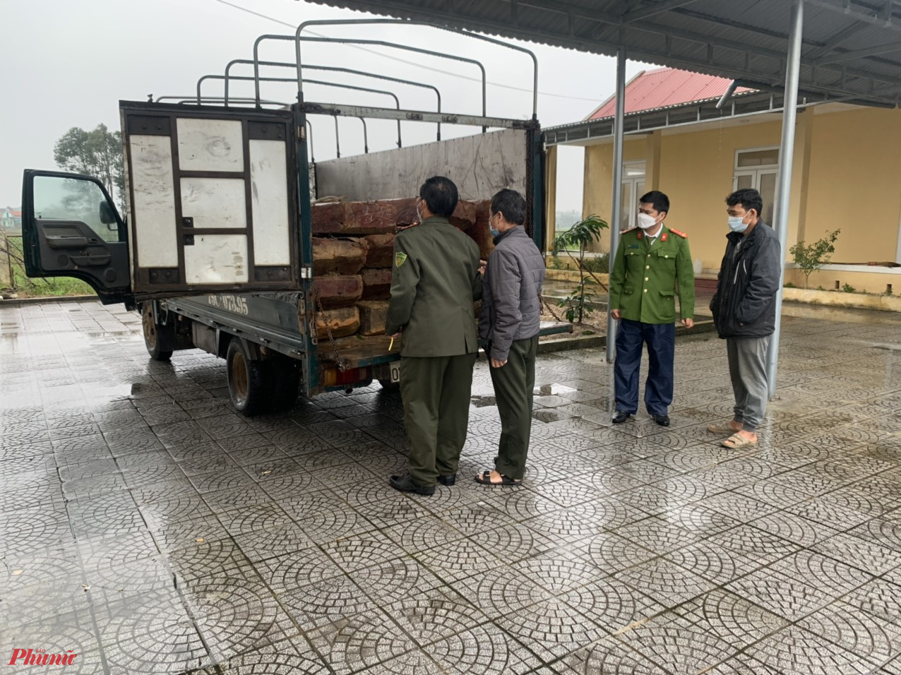 Hiện tại gỗ lậu vừa bắt giữ đ&atilde; được b&agrave;n giao cho Hạt kiểm l&acirc;m huyện Quảng Điền để xử l&yacute; theo thẩm quyền